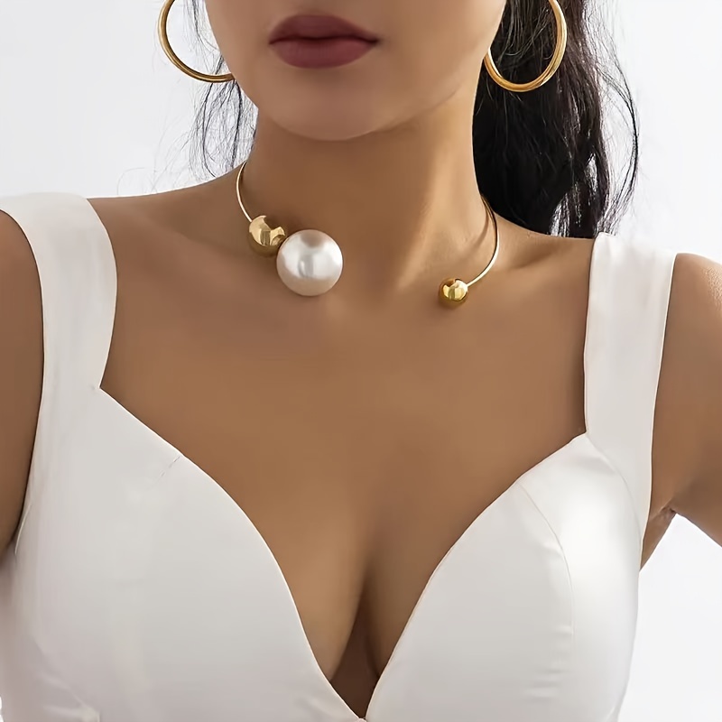 Image of An Asymmetrical Geometric Bead Necklace With A , Featuring An Open Style For Women In A Minimalist European And American Aesthetic