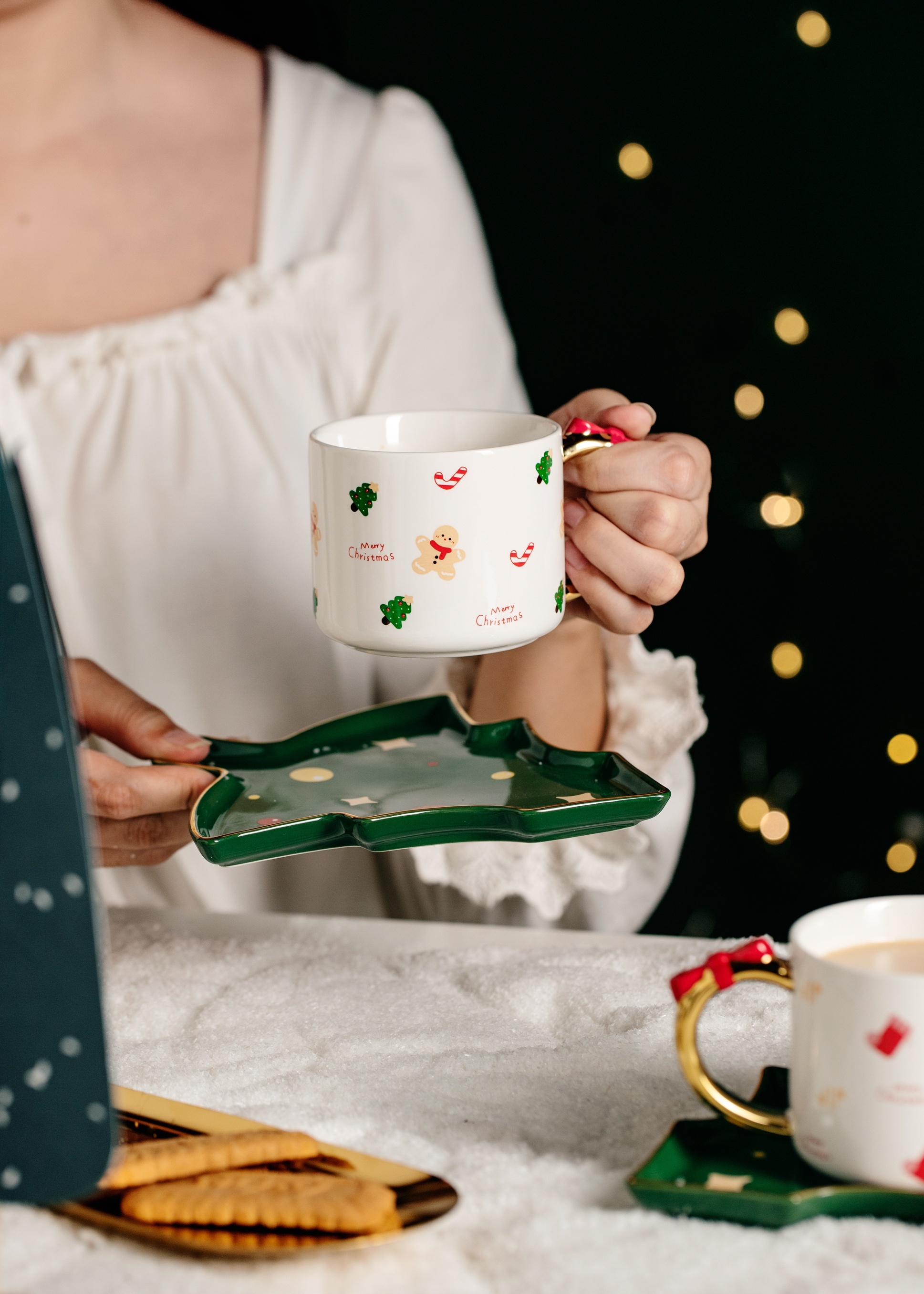 Tazza Riscaldante Di Caffè Nero Caldo Su Tavolo Di Legno Al Bar Albero Di  Natale Sfocato Come Sfondo Natale Immagine Per Visualizzare O Montare I  Tuoi Prodotti - Fotografie stock e altre immagini di Sfondi - iStock