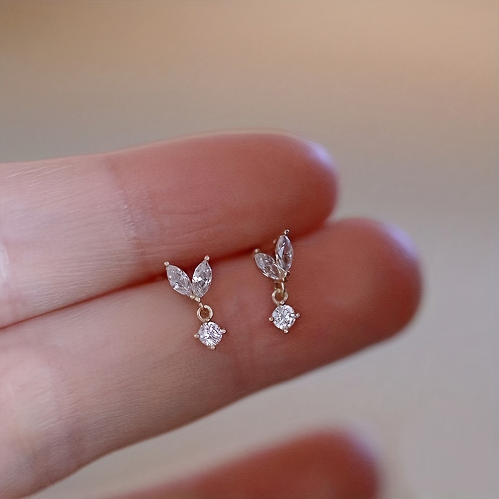 

Mini boucles d'oreilles pendantes en forme de cœur avec zircone, bijoux en cuivre ornés de zircone, style simple et élégant pour les femmes au quotidien.