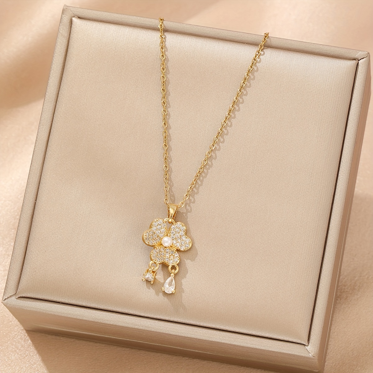 Lucky clover sale necklace