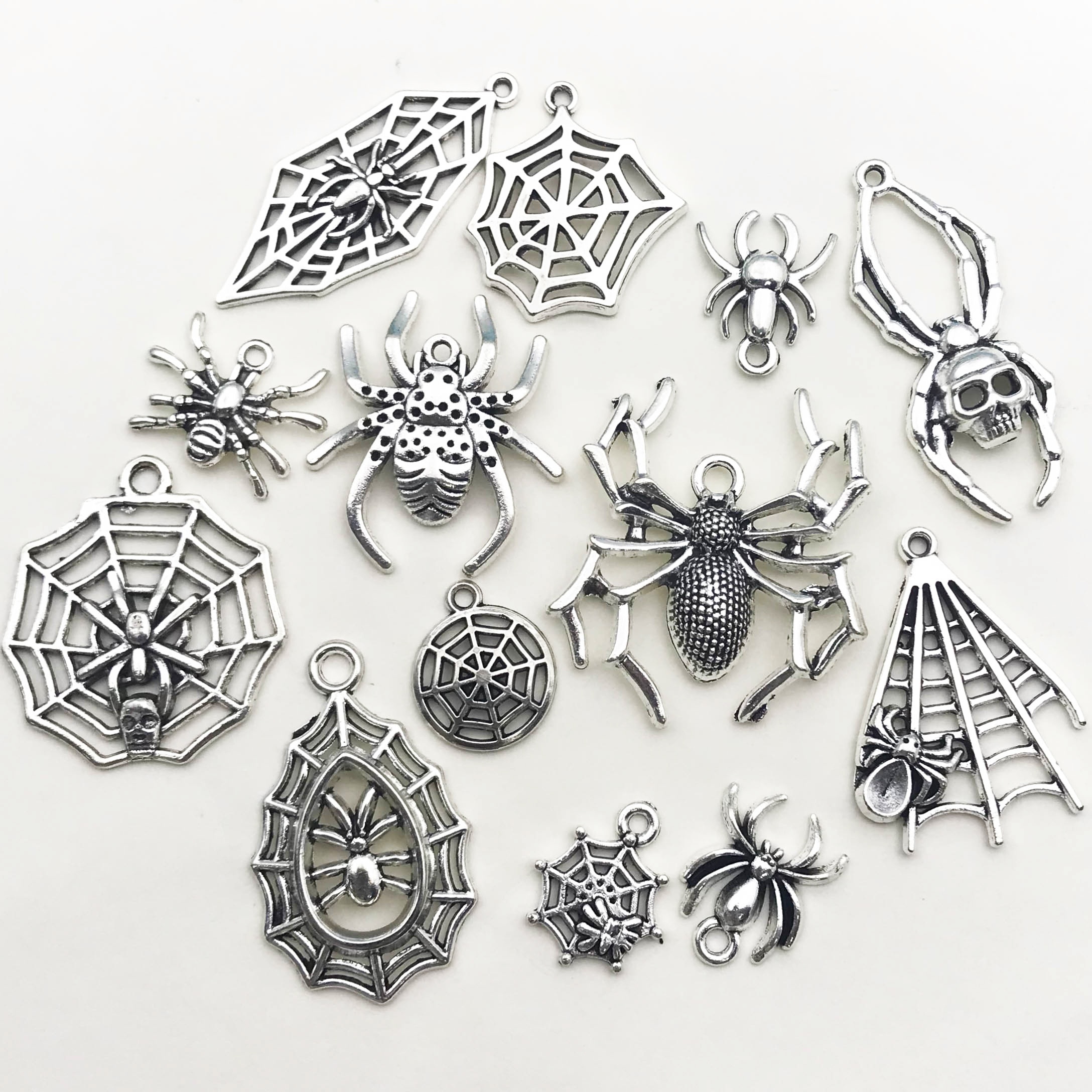 Randomly Mix 50Pcs/Set Zinc Alloy Antique Silver Halloween Series Spider Web Shaped Charms Pendants for DIY Necklace Bracelet Earrings Jewelry