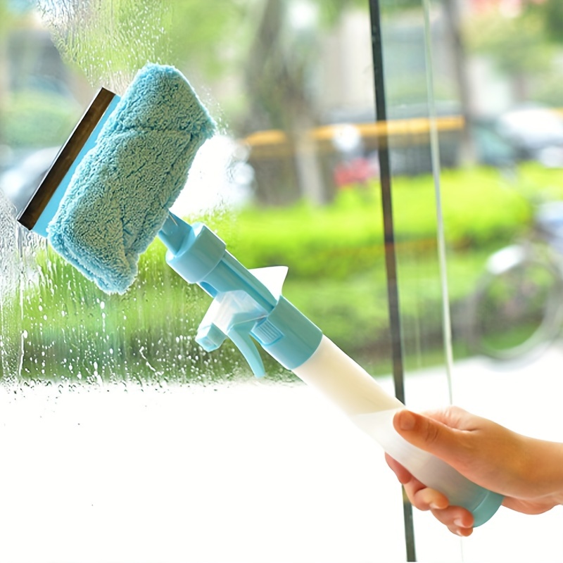 El limpiador de ventanas limpia la ventana con tirador y espuma