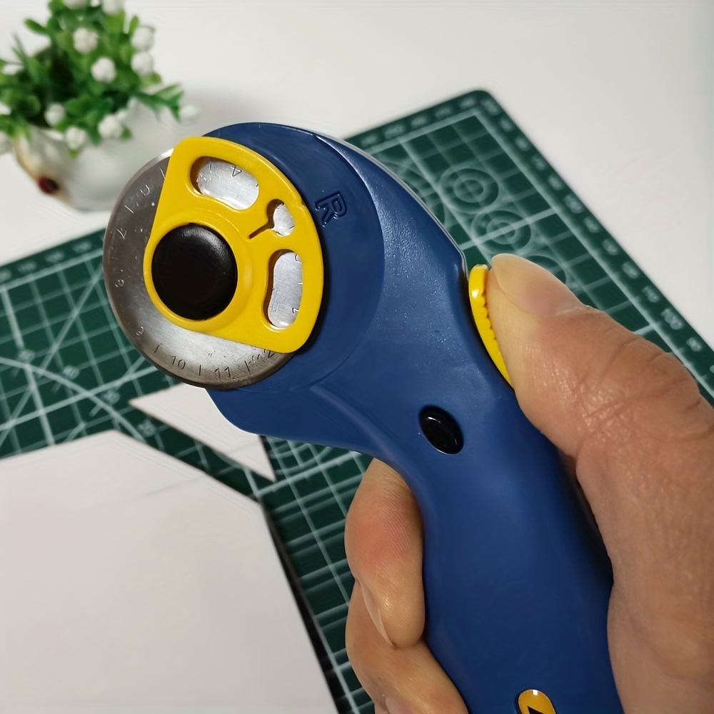 Ft011 Rotary Cutter Round Blades Fabric Cloth Leather Cutter Patchwork  Manual Diy Paper Cutting Tools Ticket Easy Tearing Wavy Edge Cutting - Temu  United Arab Emirates