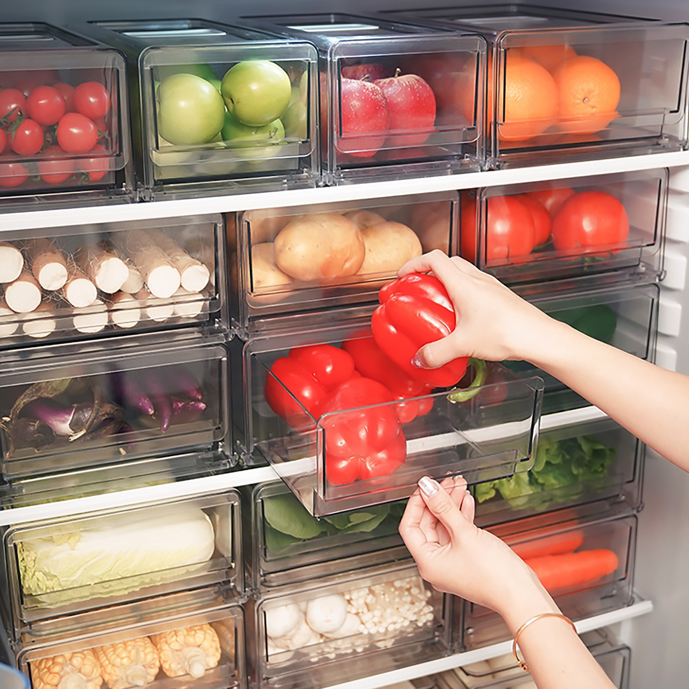 Impilabili e salvaspazio, disponibili in diverse capacità per conservare al  meglio gli alimenti in frigorifero. Base semitrasparen…