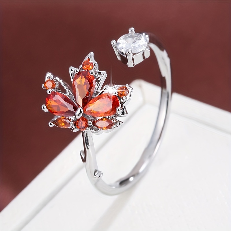 Elegant set of rings for women in a maple leaf design with zirconia.