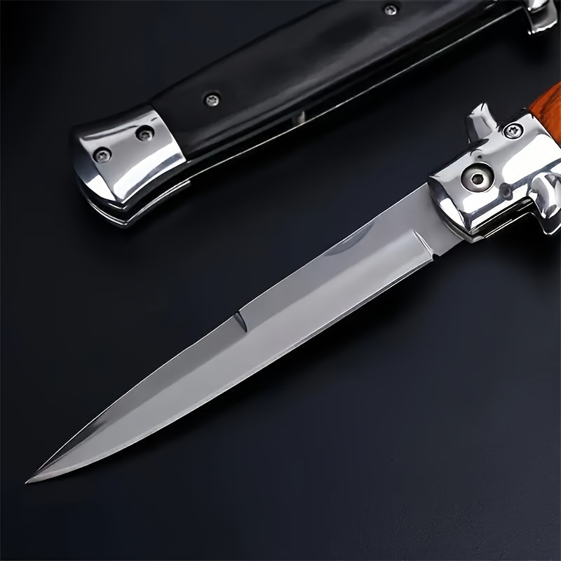 Cuchillo plegable de acero inoxidable con mango de madera y otros artículos  edc de uso diario para hombres cerrados con cuchillo plegable con poca luz  y poca profundidad de campo