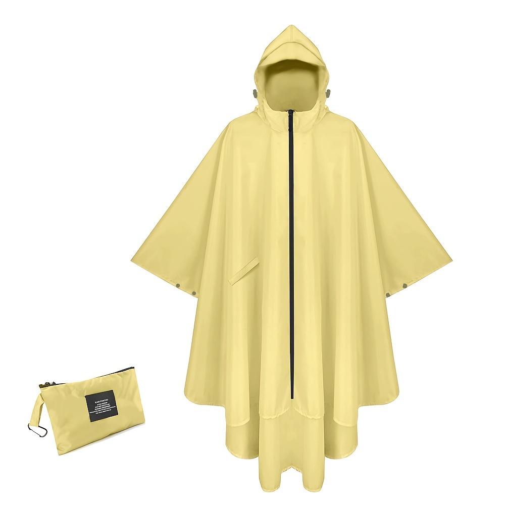 Chubasquero largo en color amarillo, con capucha, dos bolsillos y cierre de  botones.