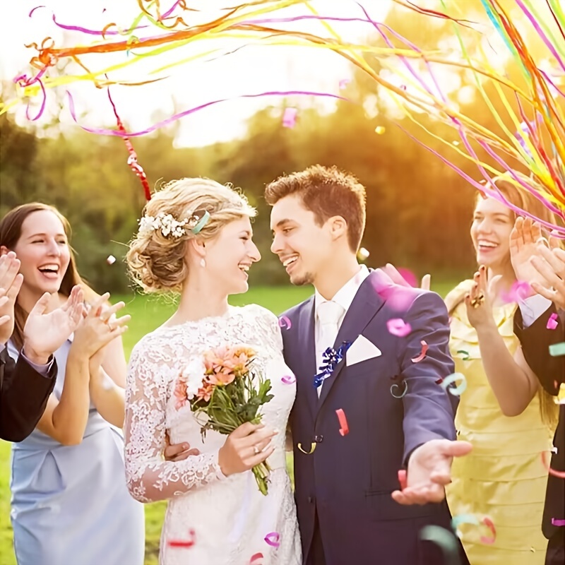 Stelle filanti e coriandoli. nastri colorati in tinsel e stagnola. pioggia  di coriandoli che cadono su sfondo bianco trasparente. modello di  sovrapposizione paty. concetto di celebrazione.