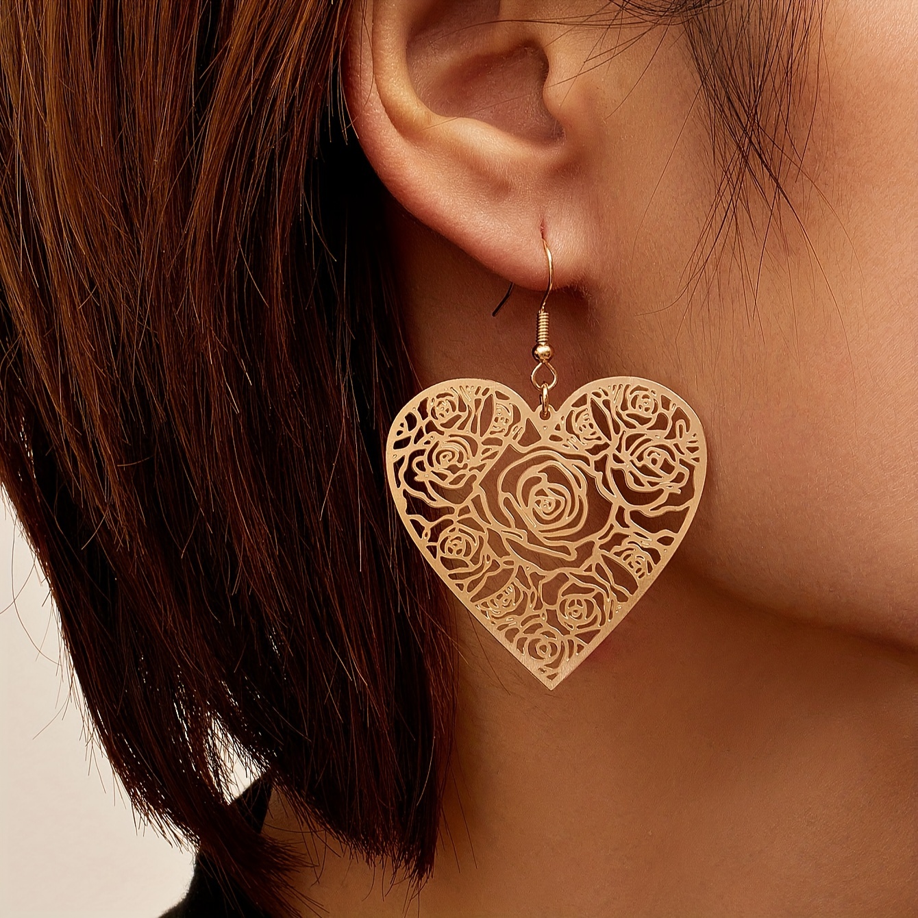 

Golden Heart Shape Exquisite Carved Rose Pattern Dangle Earrings Elegant Simple Style Delicate Valentine's Day Decor Statement Earrings