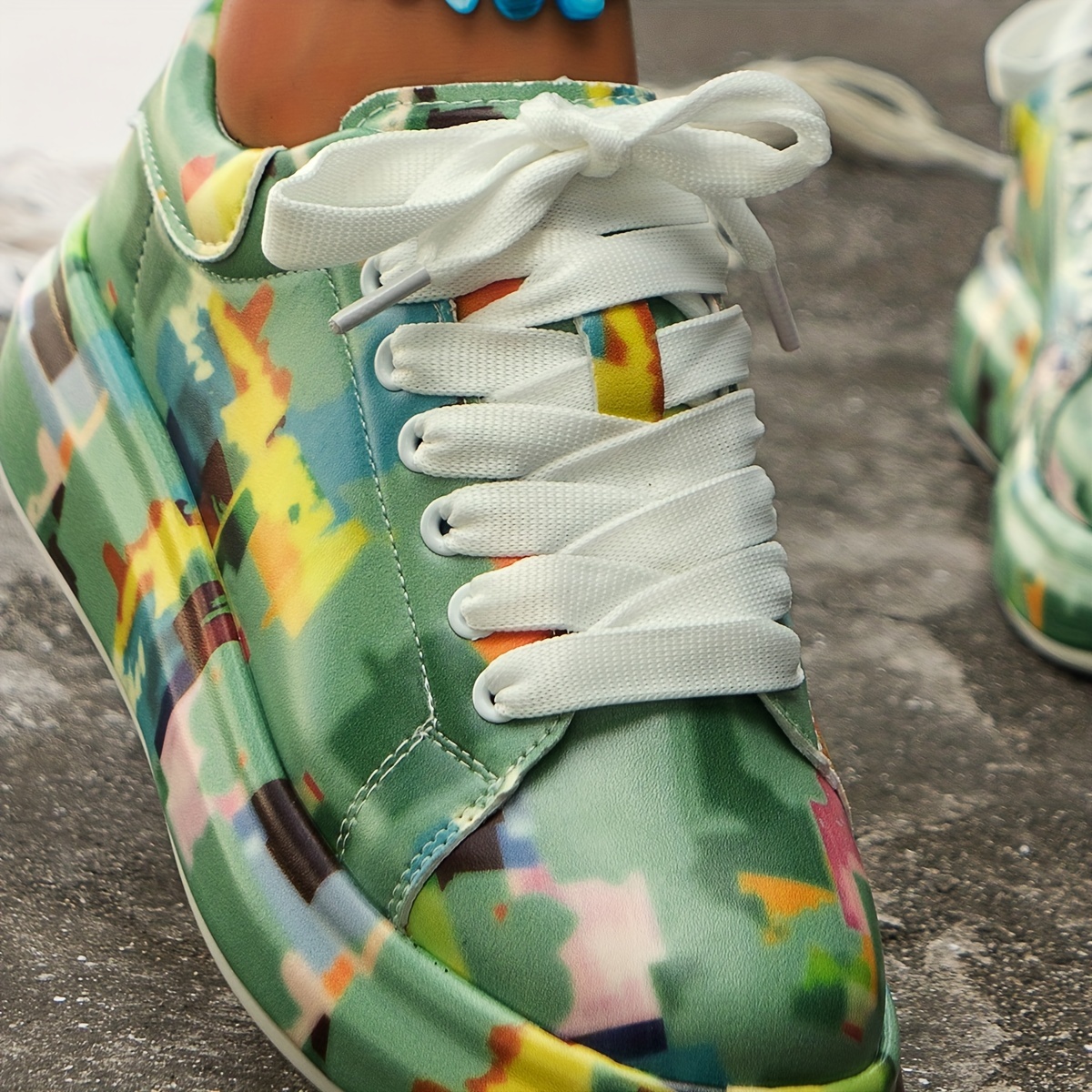 Women's Graffiti Pattern Sneakers Lace Up Outdoor Low Top Walking Shoes