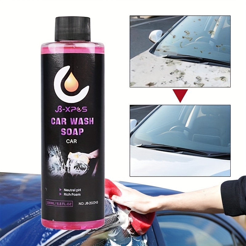 Esponja amarilla y jabón sobre el coche para lavar. se limpia el capó del  motor. concepto de lavado de coches limpio. deje espacio para escribir  mensajes.