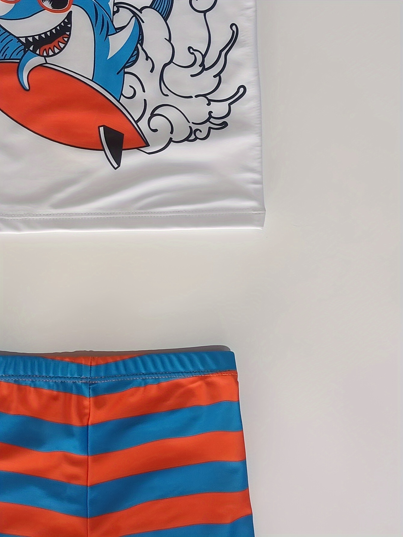 男の子用漫画サメサーフィンパターン水着2枚 Tシャツ 水泳パンツセット
