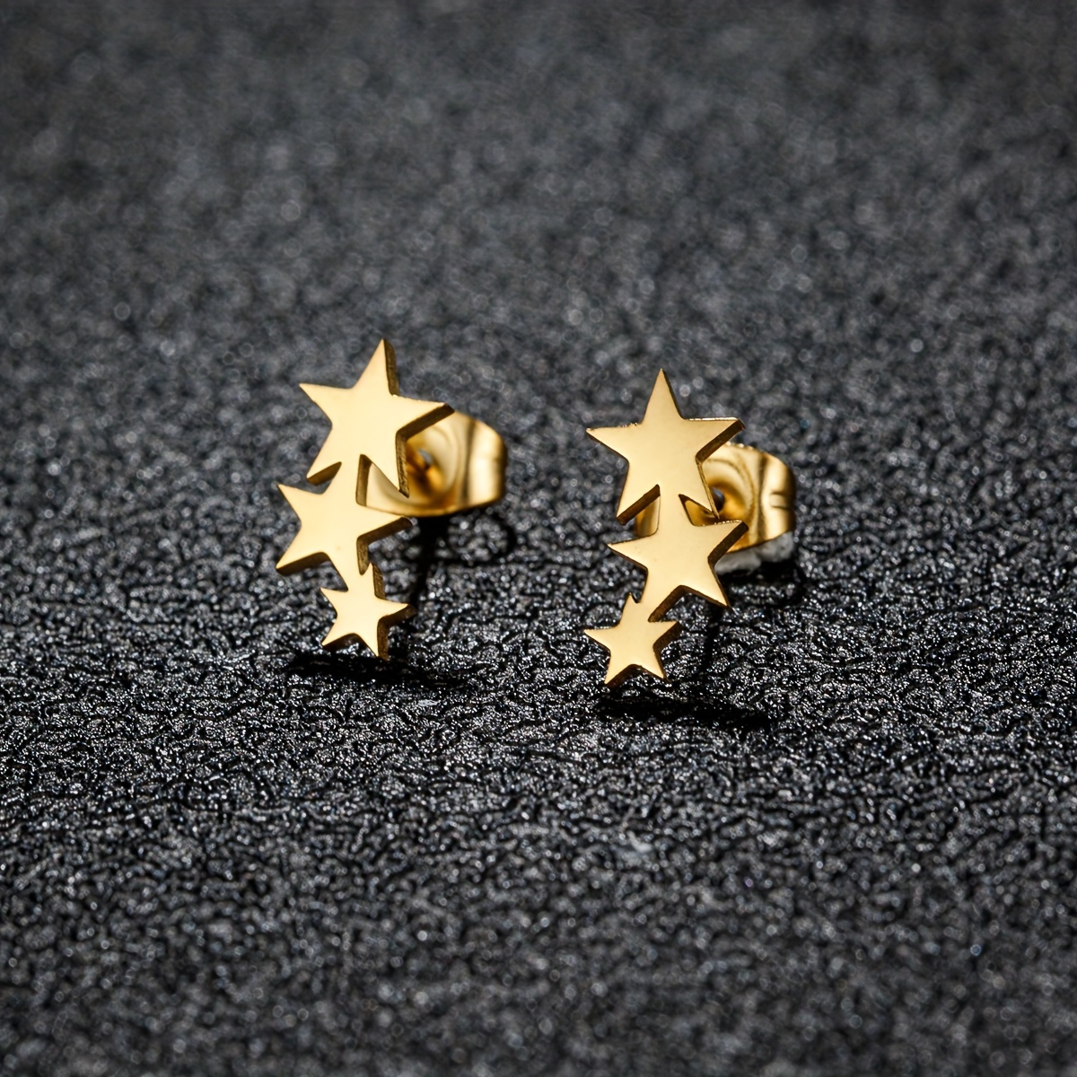 Tiny Star Stud Earrings In Gold | Lisa Angel - Foto 2