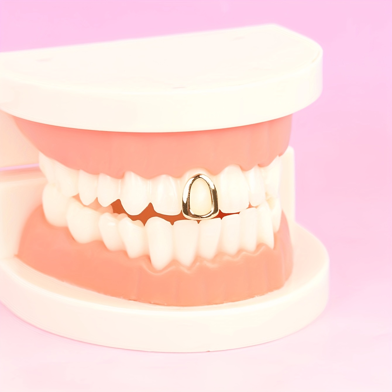 Des bijoux de dents posés sur un dentier, la tendance improbable qui buzze  