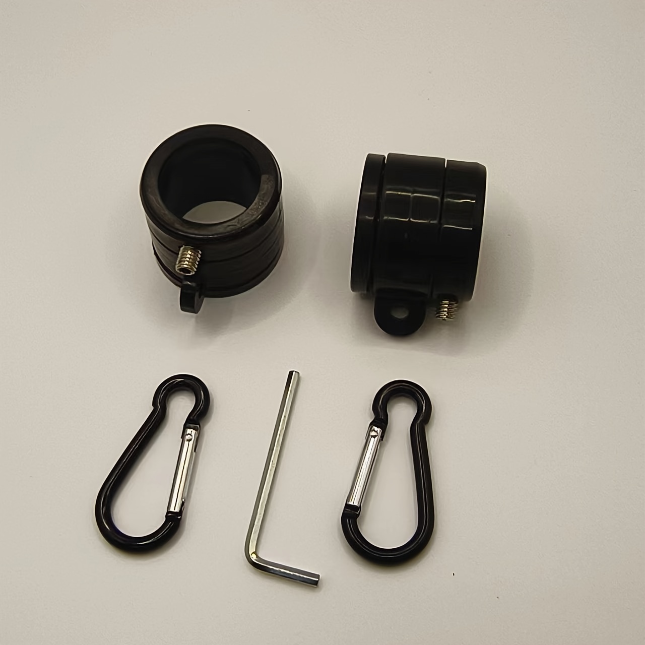 2pcs -free 360° Rotating Flag Pole Clips With Carabiner & Chain - For 1" Poles, Outdoor Decor Accessories