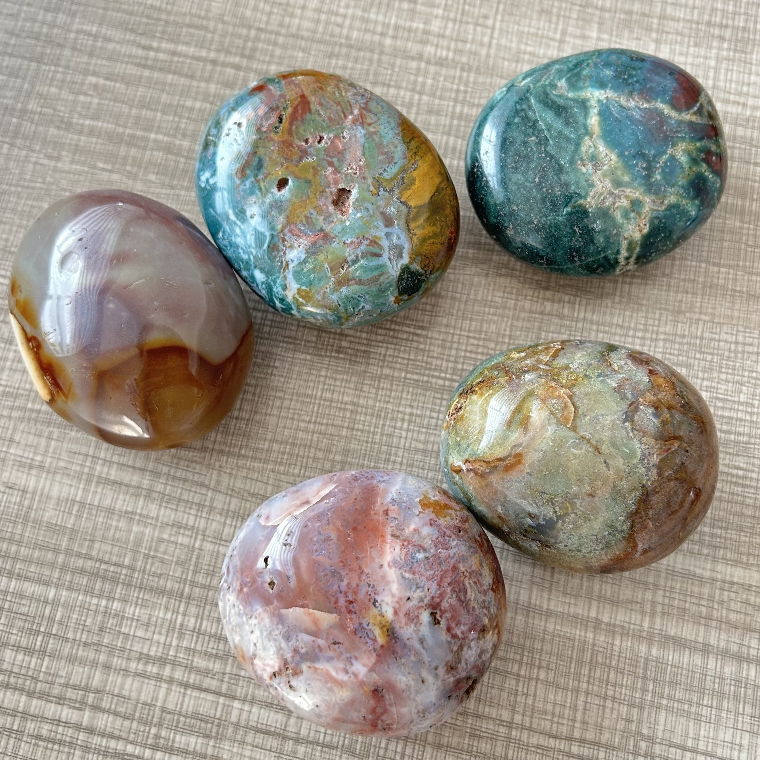 Chakra-Stein, Reiki-Heilkristall-Anhänger, Pendel, mit Gravur von sieben  Chakren-Symbolen, ganzheitlicher Energieausgleich, polierte Natursteine