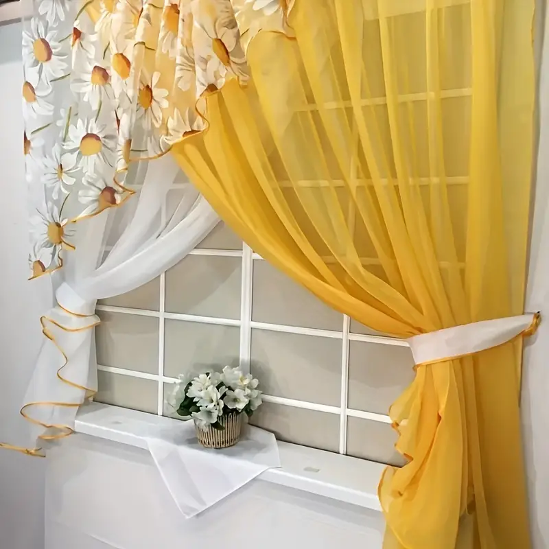 Dipinte a mano di confine controllato sulla parete sopra voile tenda da  finestra bianca sopra il lavandino in giallo cucina cottage Foto stock -  Alamy