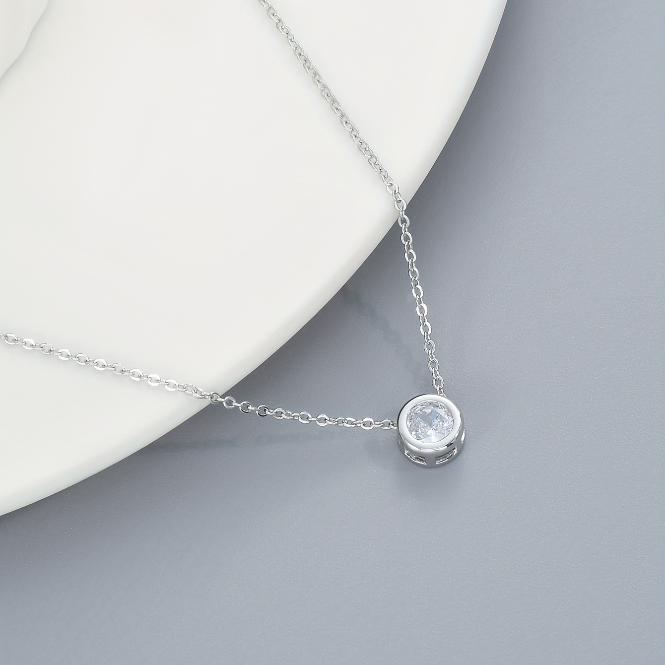 

Chaîne de clavicule féminine de collier de Zircon de forme ronde exquise de personnalité de luxe