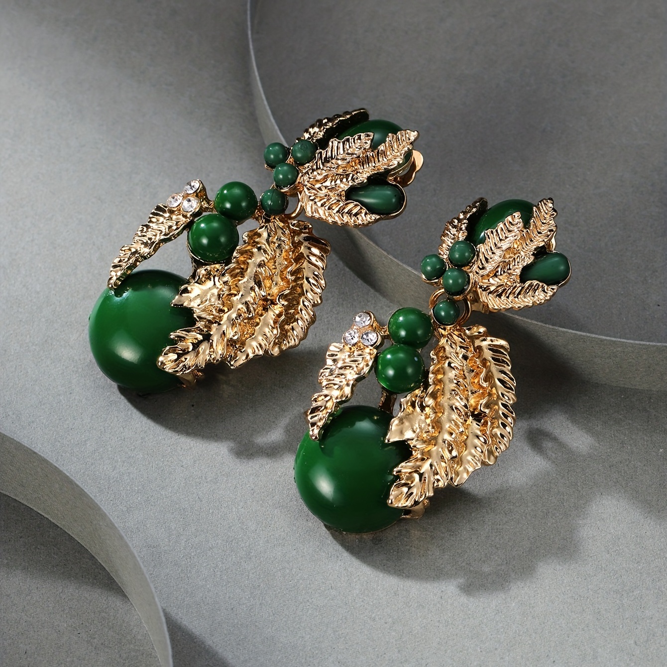 Vintage Elegant Sweet Resin Flower Ear Clips, A Pair