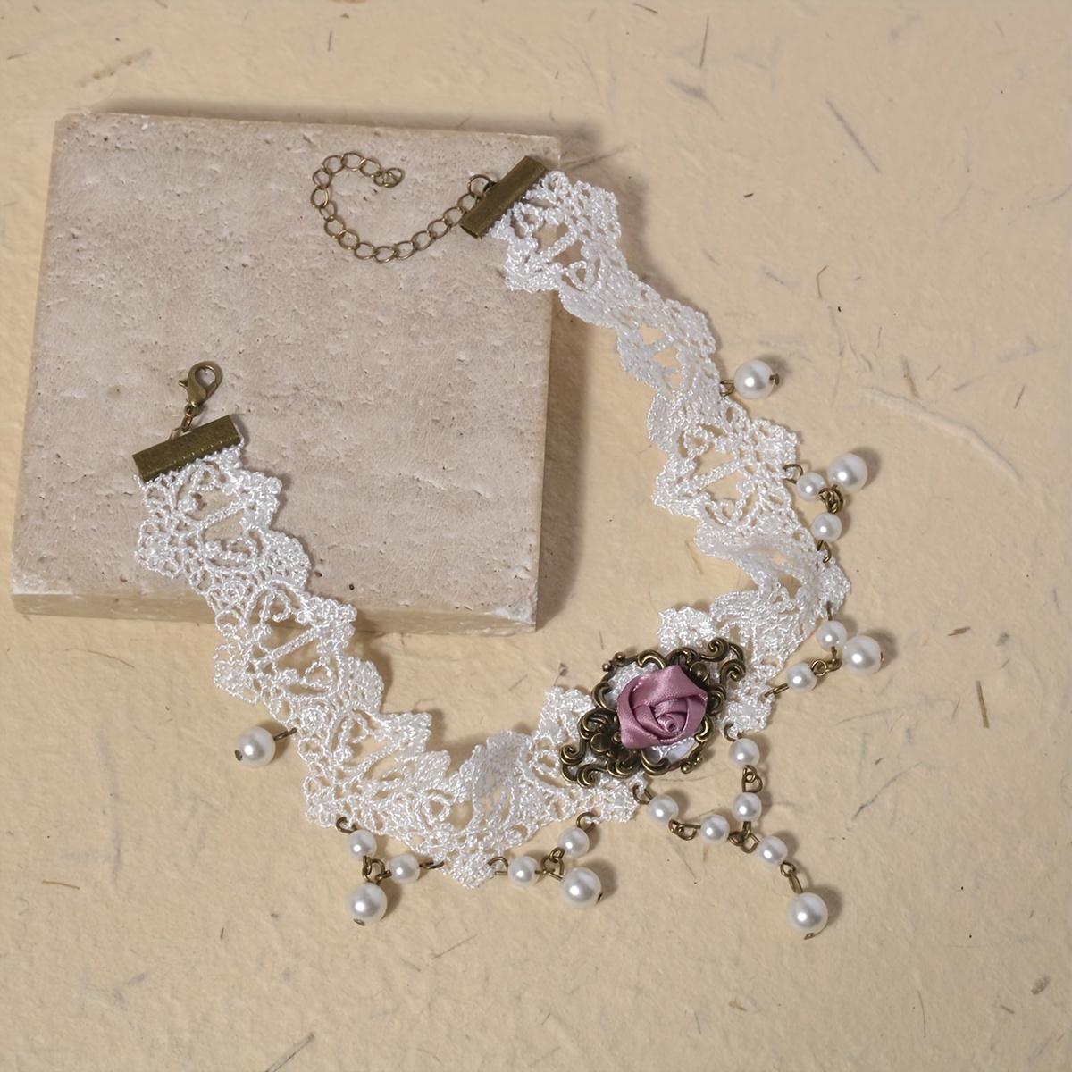 TEMU Un collier en dentelle blanche avec des pompons de fleurs roses et des pendentifs en fausse perle, au niveau international