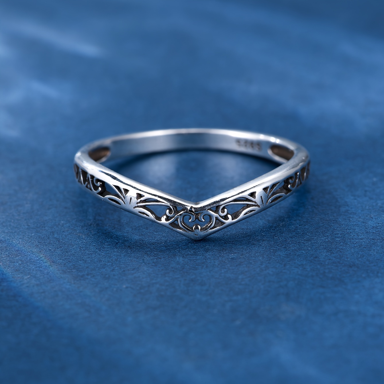 Image of Pure Silvery S925 V-shaped Hollow Pattern Ring Minimalist Style Gift 1.7g