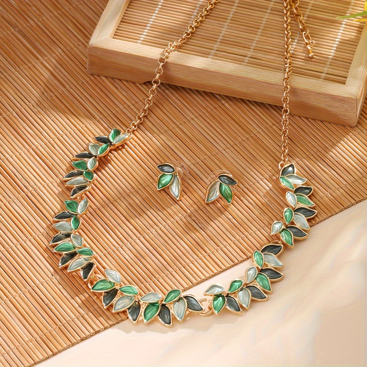 

Elegant Green Maple Leaf Jewelry Set For Women - Bohemian Vintage Style Golden-tone Necklace & Earrings, Alloy, Ideal For , Parties, And Christmas Gifts, Cute Jewelry