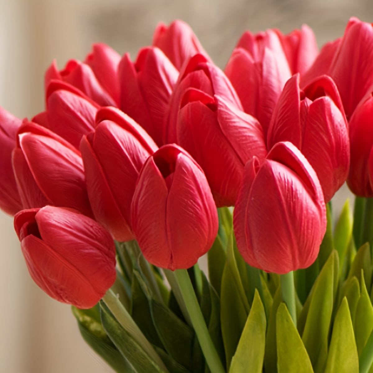 Tulipanes artificiales de poliuretano reales al tacto. Arreglo floral en  ramo de 10 flores para el hogar, la oficina y decoración de bodas (rojos).