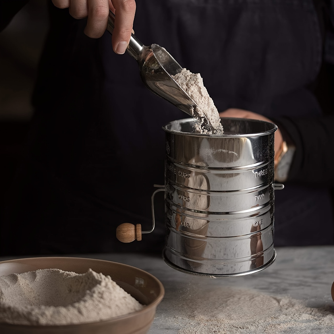 PIQUEBAR Tamis à farine – Tamis à manivelle en maille fine en acier  inoxydable avec boucle de fil d'agitateur pour la cuisson, ensemble de  plumeau à sucre en poudre : : Maison