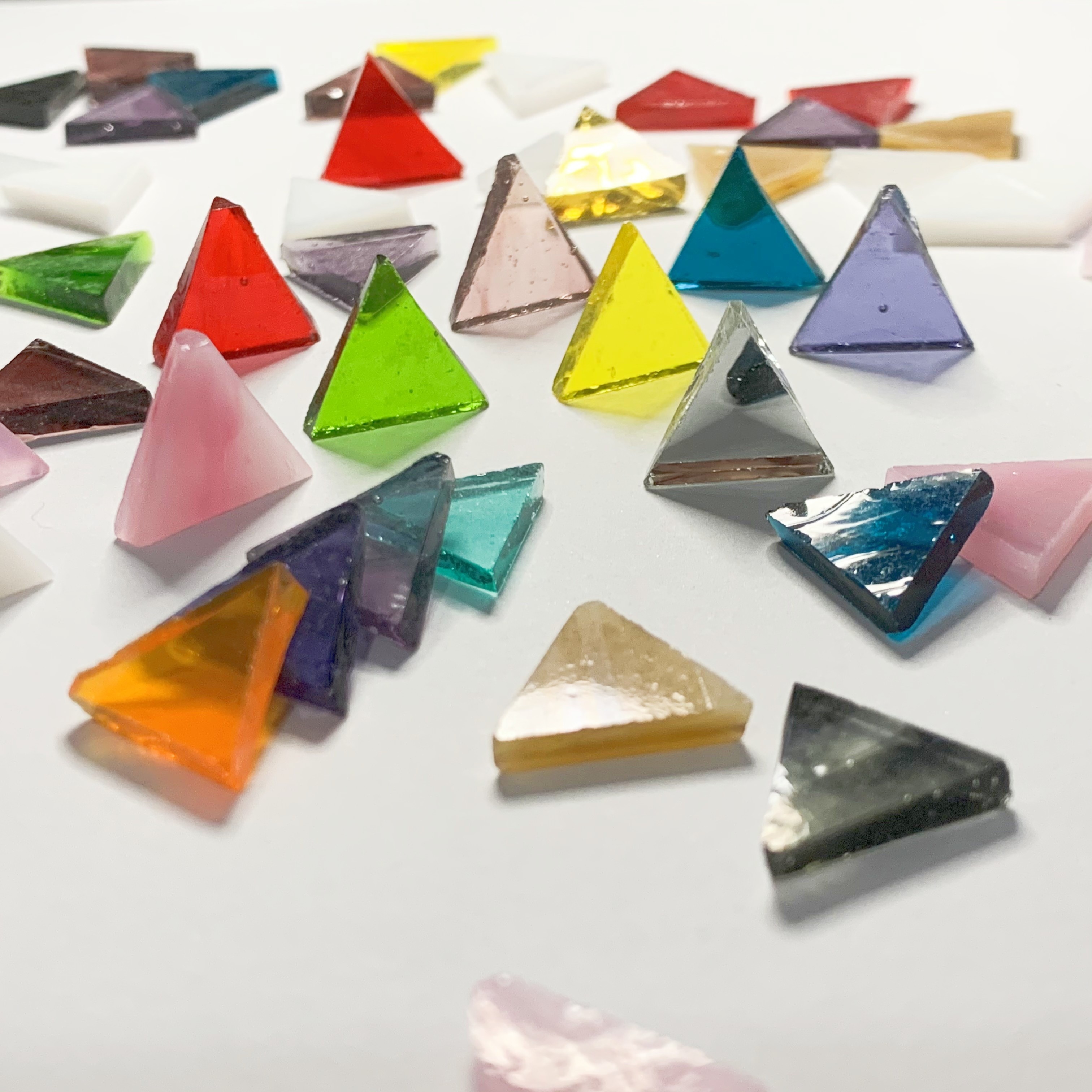 

100pcs 1.4cm Vintage Triangular Transparent Colored Glass Mosaic Particles