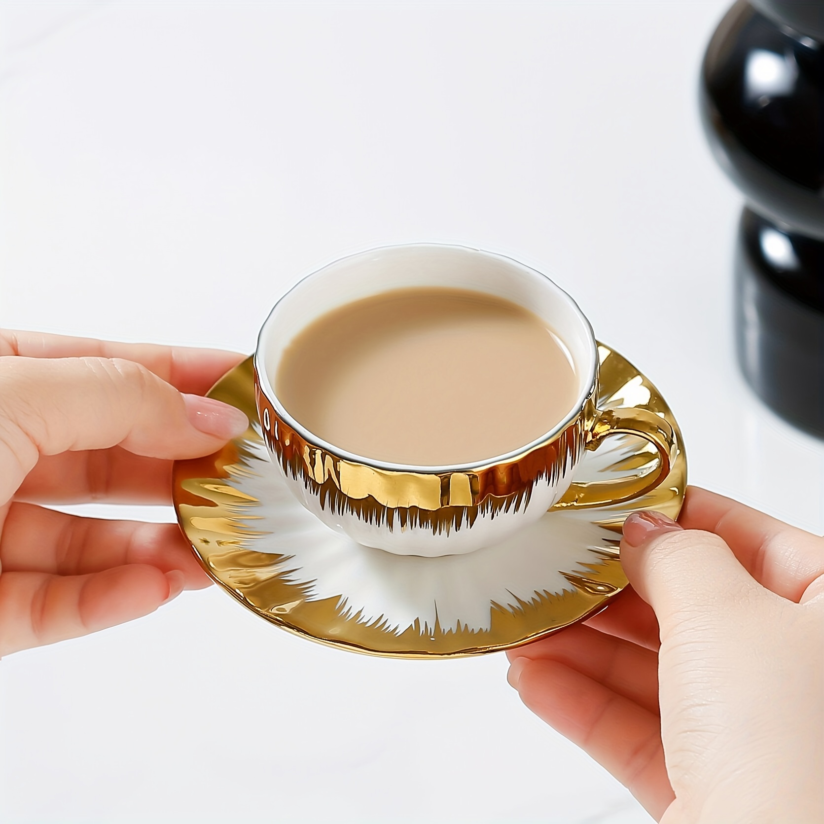 Elegante juego de cafe taza y plato en relieve y reflejos dorados