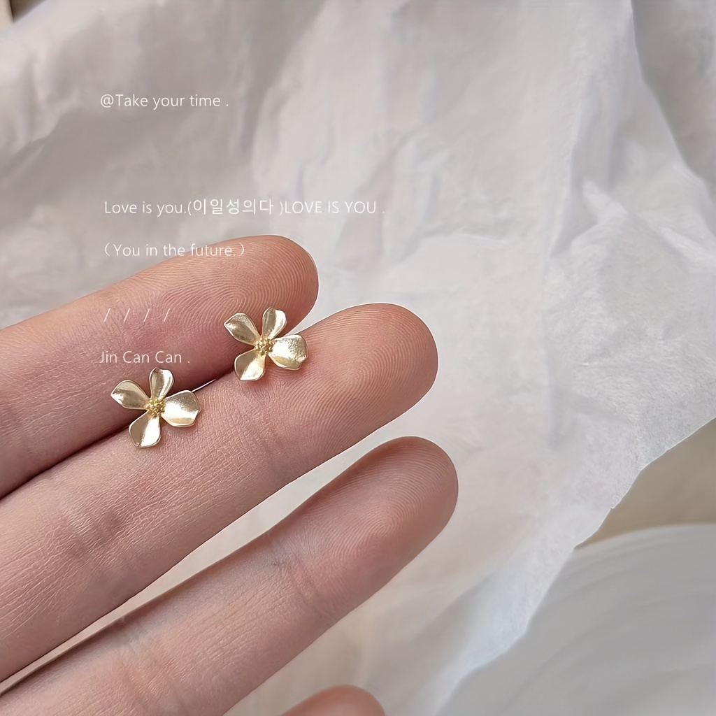 Flower shaped earrings gold sale