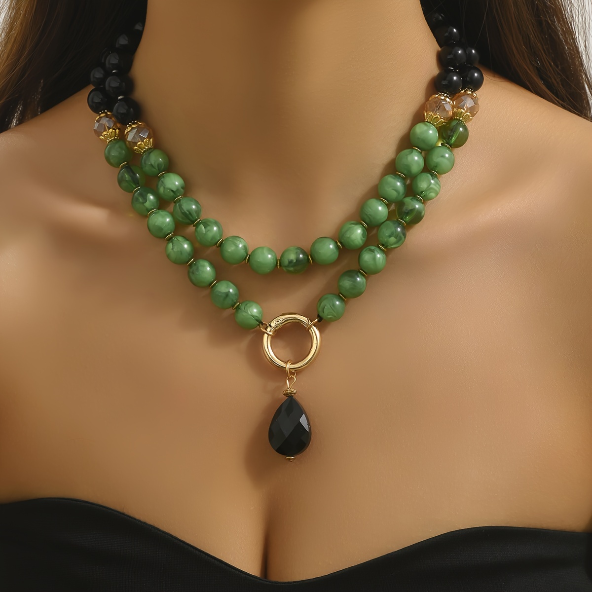 

Un Collier Bohème À Double Rangée Avec Des Perles En Pierre Synthétique De Couleur Noire Et Verte, Un Accessoire De Bijoux Élégant Pour Le Cou