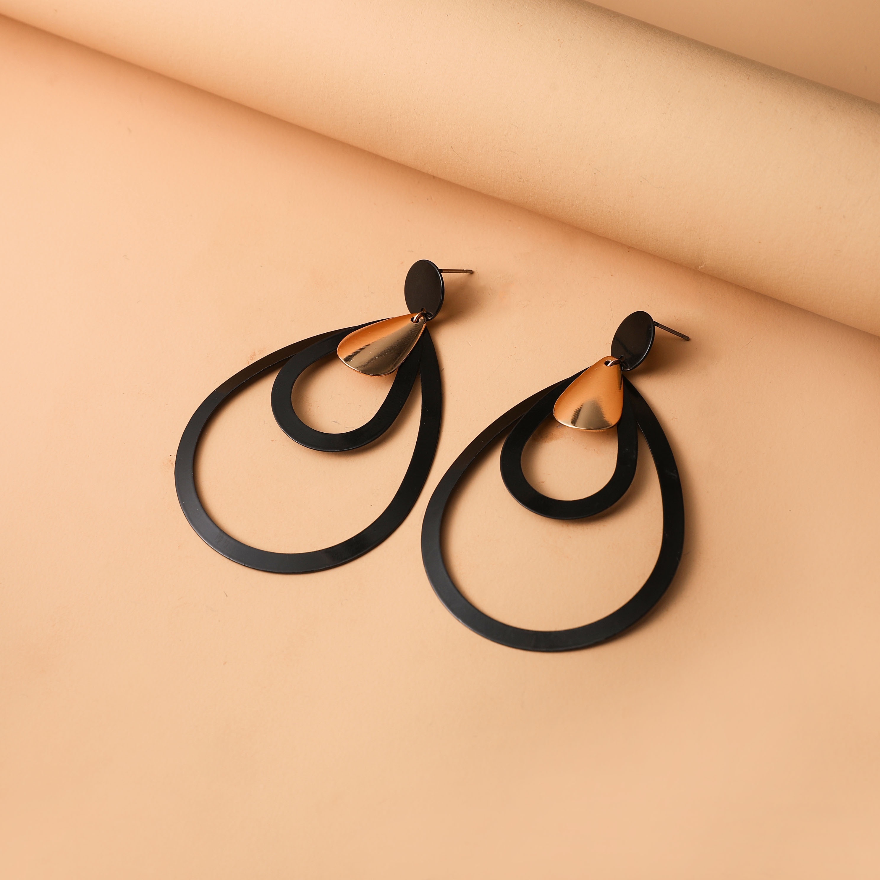 2pcs Men's Contrasting Stud Earrings