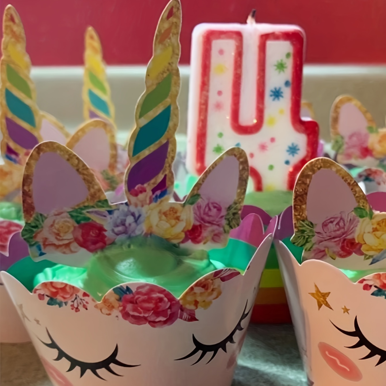 12 adornos comestibles precortados de cuerno de unicornio para cupcakes –  decoraciones de oblea de pie para tartas (precortado)
