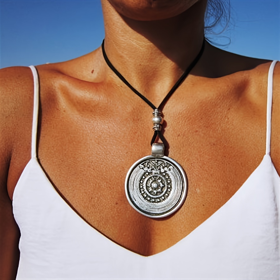 

Vintage Bohemian Round Pendant With Silvery Color And Simple Floral Pattern Necklace, A Minimalist Women's Accessory And Commemorative Gift.