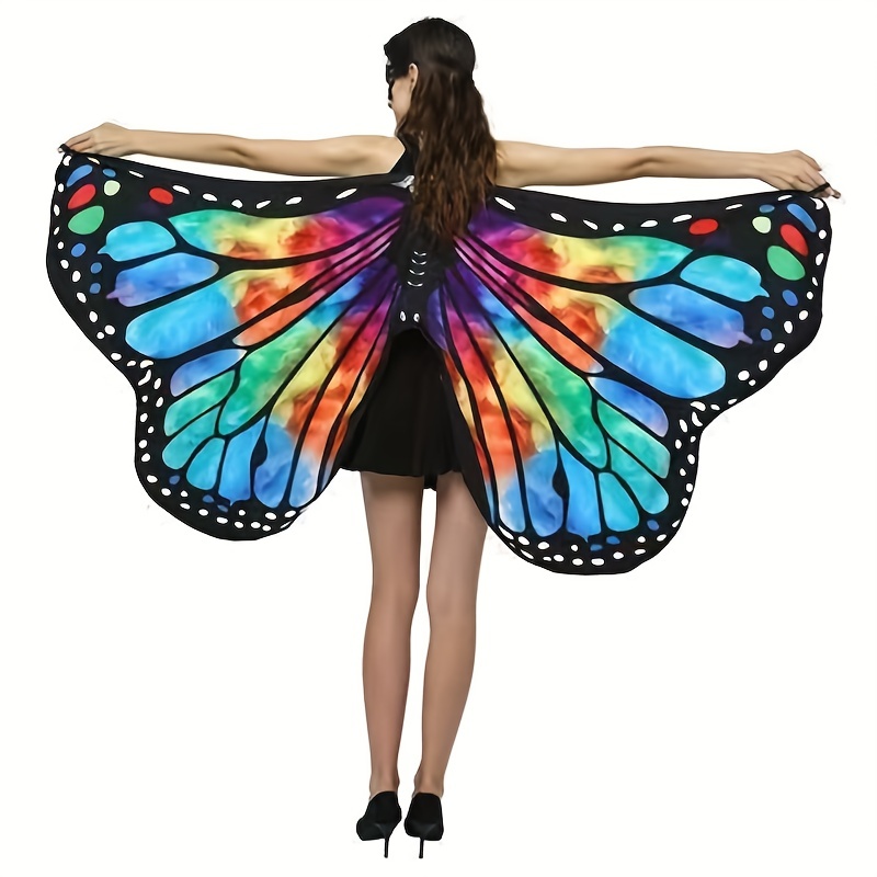 Una donna in costume da fata con le ali e una farfalla in testa