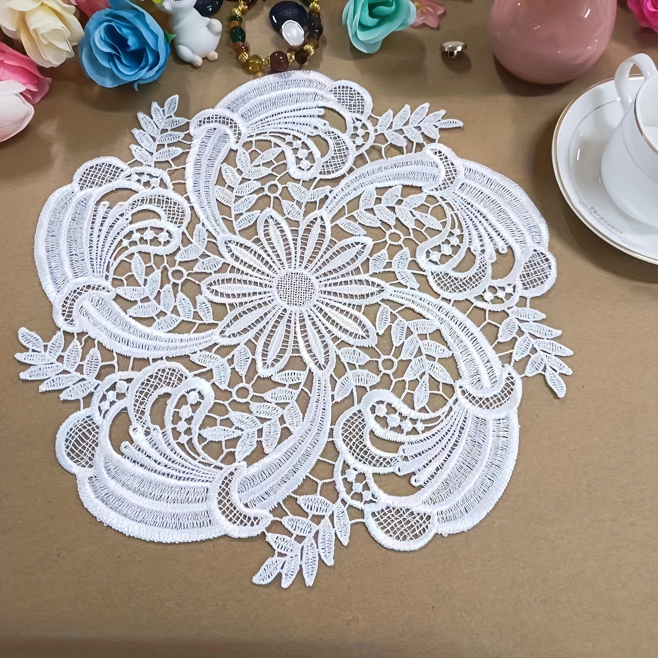 E-shop Europäische leichte Luxus-runde Untersetzer-Schalenmatte mit besticktem Blumenmuster, hitzebeständige Isolierunterlage, Stoff-Tischmatte,