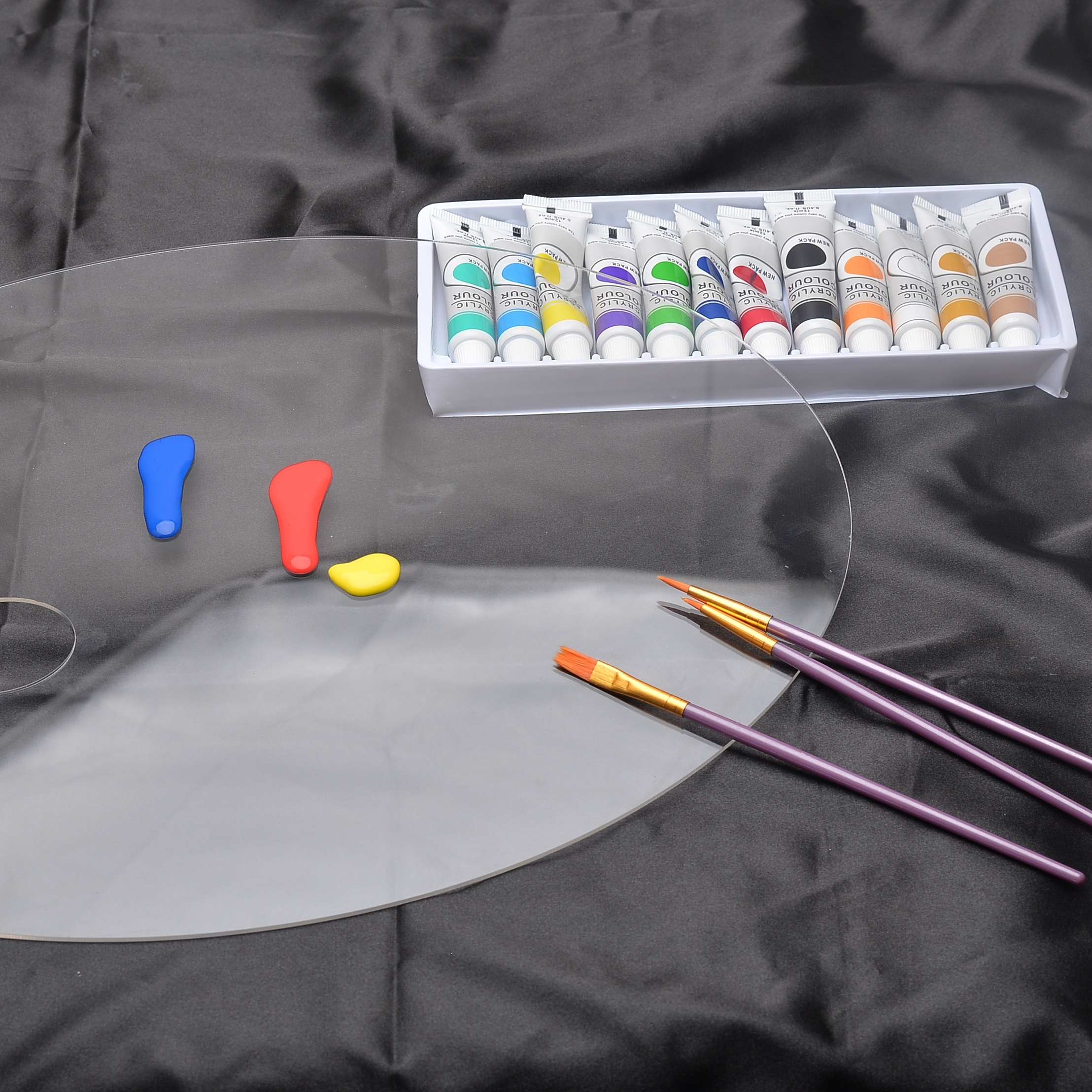 Maletín de pintura acrílica MIR incluye 12 tubos y accesorios