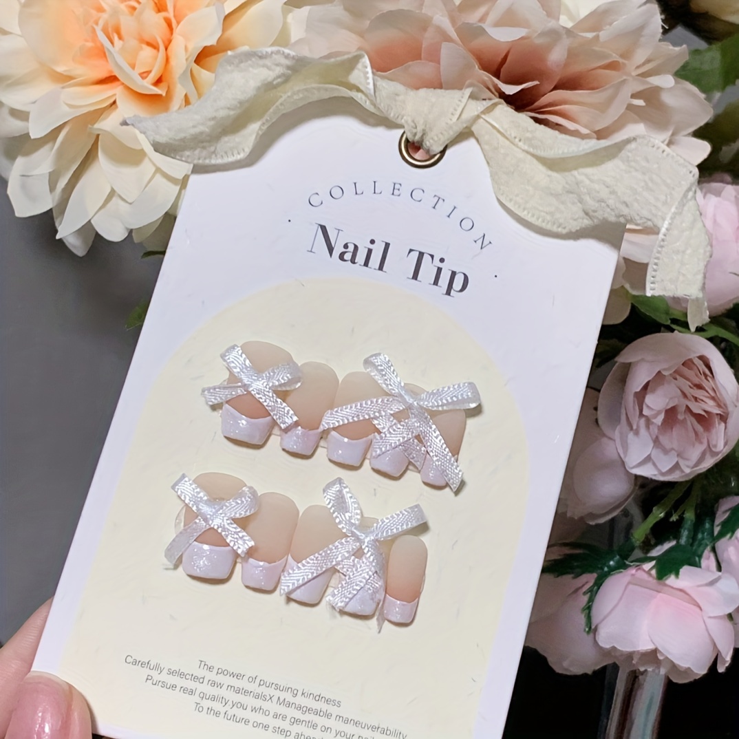 Gâteau De Couche D'anniversaire Décoré Du Haut De Forme De Gâteau De Ballerine Sur Le Fond De Desserts 135353076