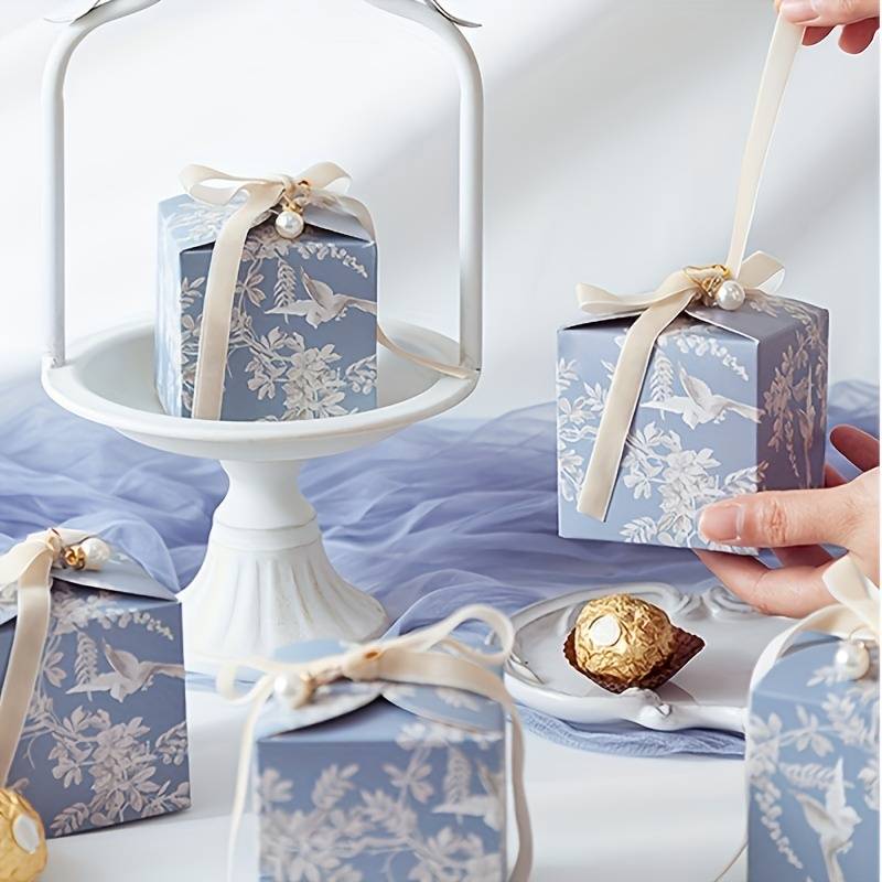 KUPOO 50 Scatoline Porta Caramelle Con Nastro Dorato: Confezioni Regalo In Carta Oleosa Per Bomboniere Matrimonio E Pasqua - 8,4x6,7x3,5 Cm