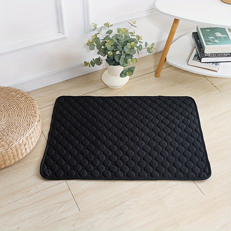 Kennel floor outlet mat