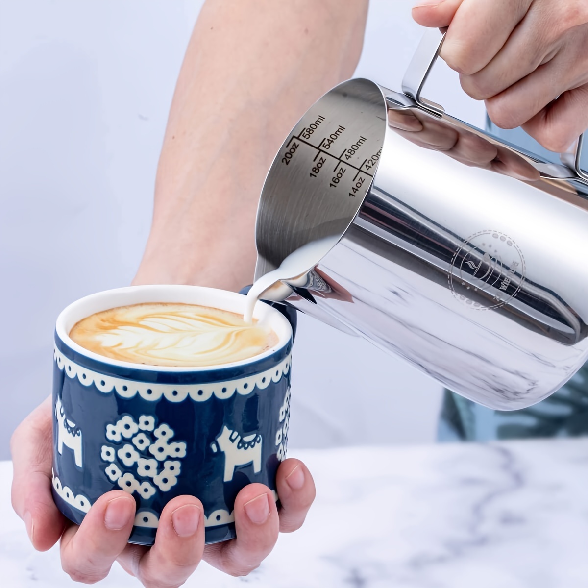 Jarra de espuma de leche de acero inoxidable de 12 onzas, medidas en ambos  lados, accesorios para máquina de espresso, taza de arte latte con mango