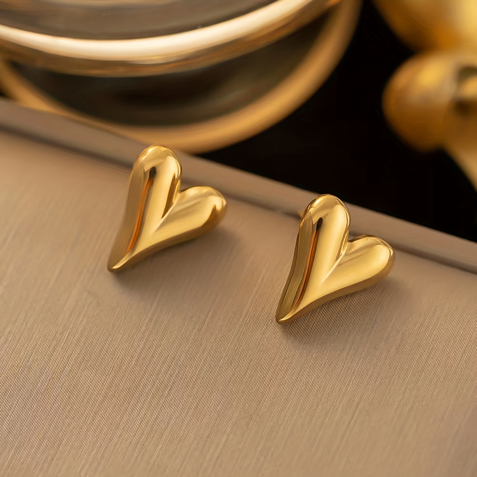 

1pair Golden Stainless Steel Glossy Three-dimensional Heart Shaped Stud Earrings, Retro Street Party Stud Earrings