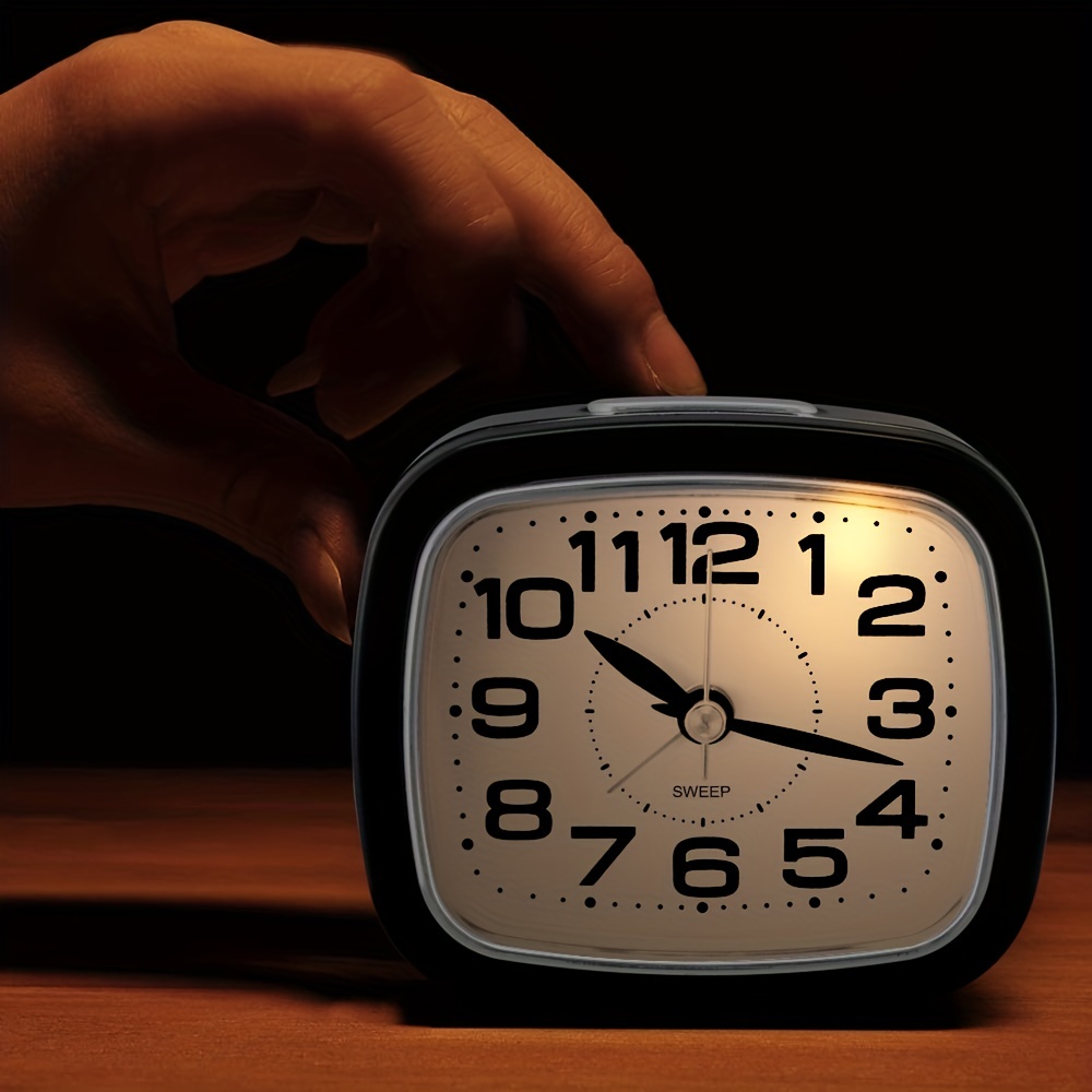  XY-M Reloj despertador silencioso para mesita de noche, sin  tictac, funciona con pilas, relojes analógicos con función de luz nocturna  para dormitorio, oficina, cocina (12 modelos disponibles) (A) : Hogar y
