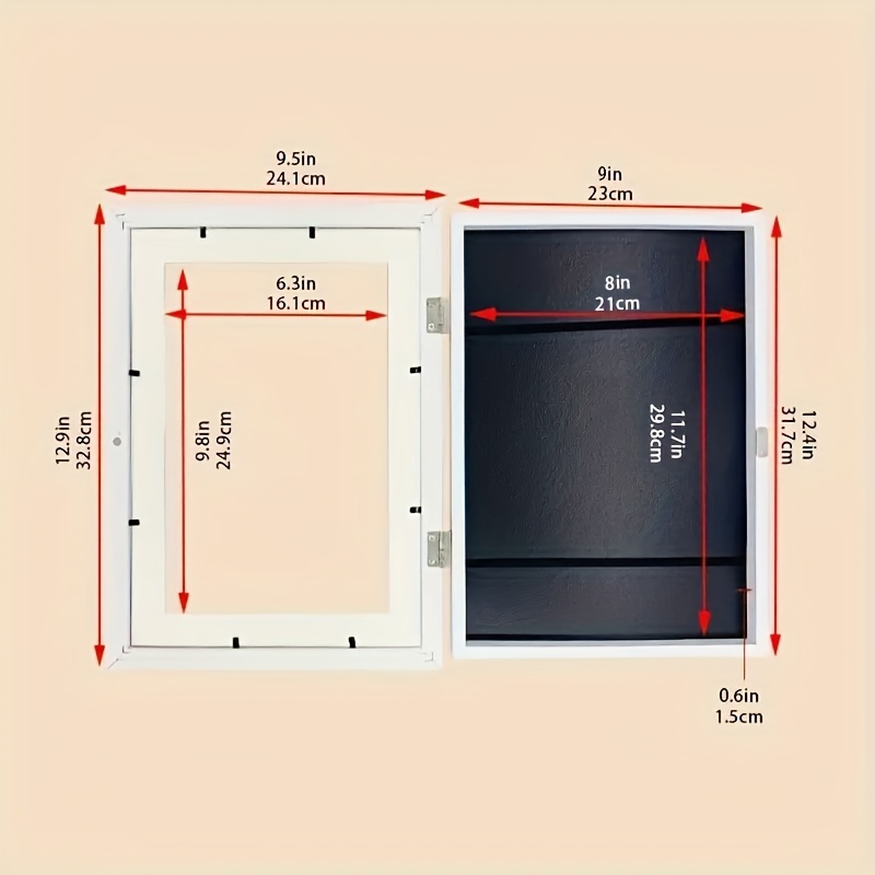 Elegante cornice quadrata con interno rotondo.Dorata con leggeri graffiti  negli angoli. cm. 36x 36 tondo interno cm. 25 I° XX° sec.