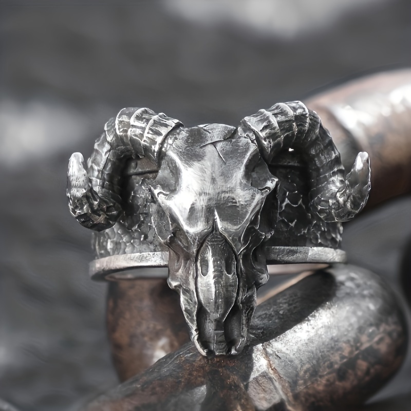 Skull with store horns ring