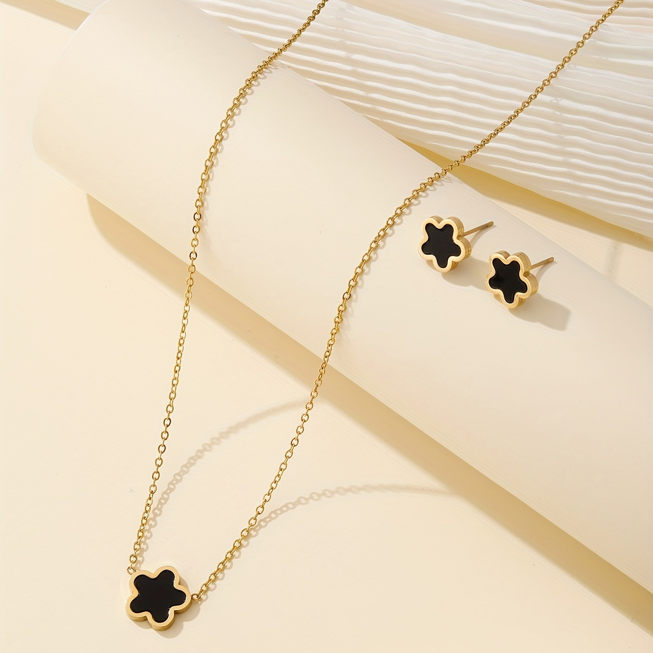 Black Clover Necklace  Clover necklace, Fashion jewelry, Fashion
