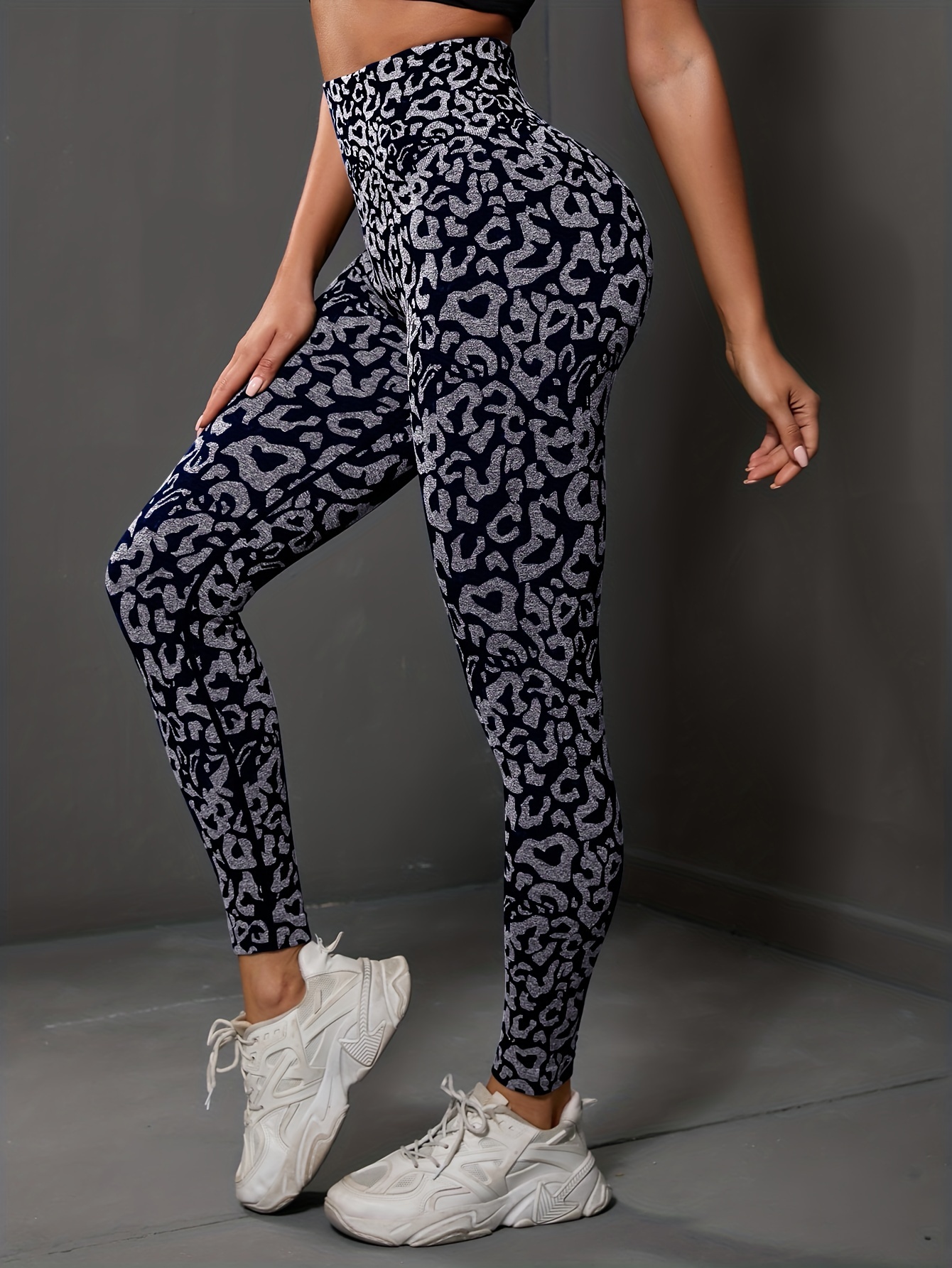 GUESS Women's Leopard Print Super Stretch Leggings – Light Gray