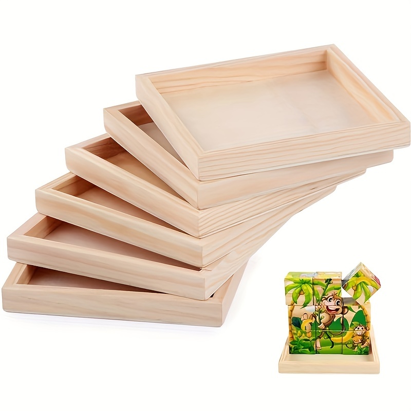 Un vassoio di legno con sopra due cartoncini bianchi e un cucchiaio di  legno a lato.