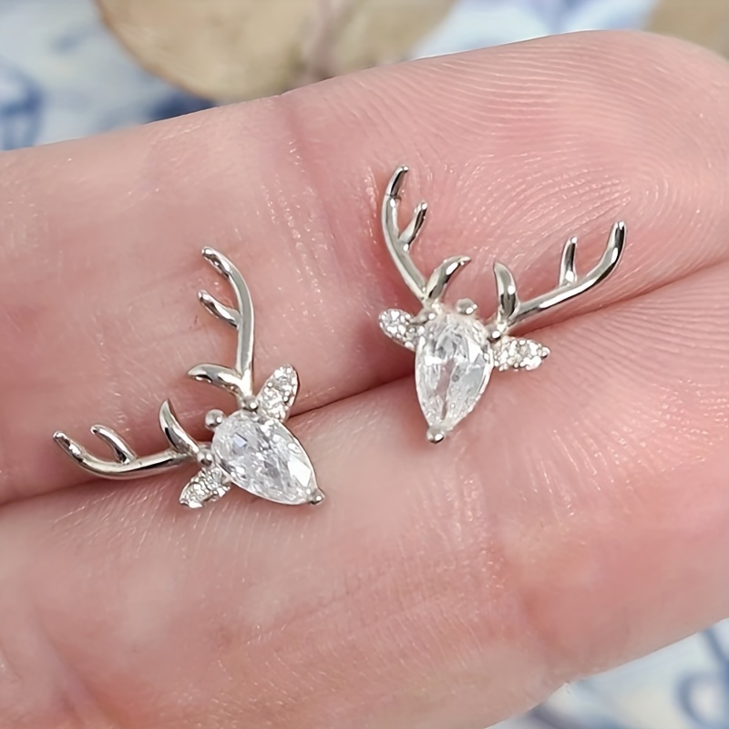 

Adorable Deer Head Design Stud Earrings Copper Jewelry Embellished With Zircon Elegant Simple Style For Women Christmas Earrings